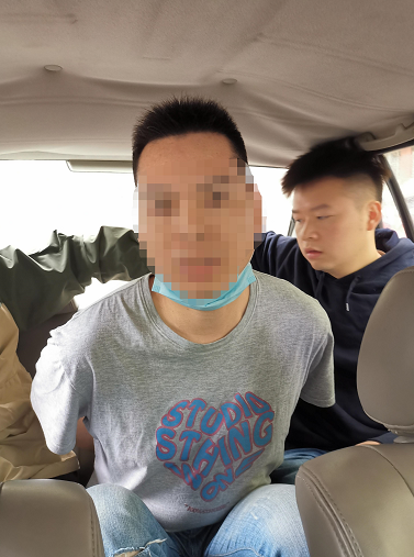 街面超燃抓捕視頻曝光：九龍坡警方捉獲潛逃18年外省命案逃犯