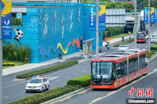 新一代“智軌列車”在成都載客試運行 助力成都大運會