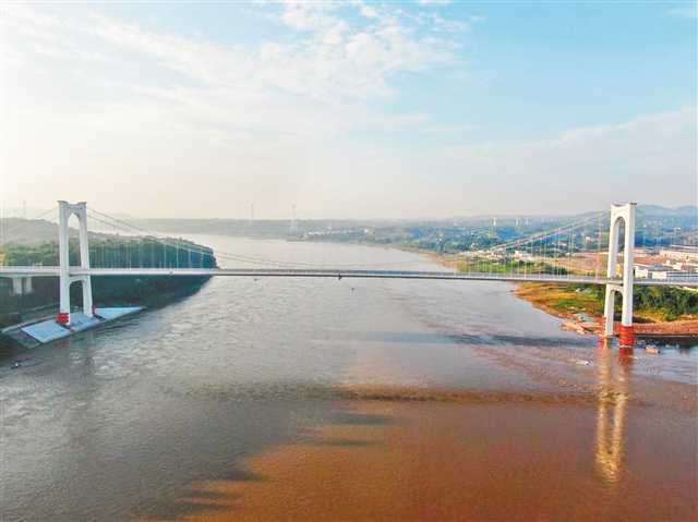 “砍掉”兩個橋墩后的江津白沙長江大橋。（受訪者供圖）