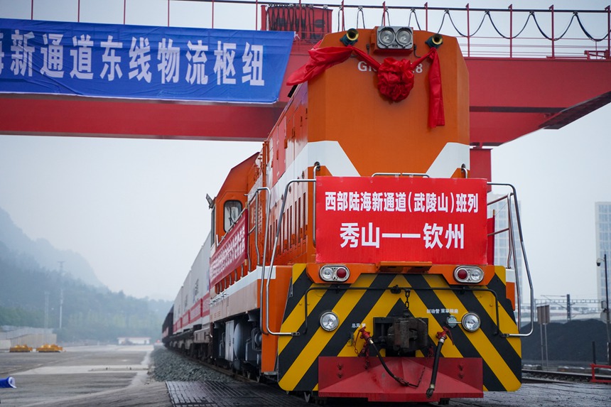 10月12日，滿載集裝箱的西部陸海新通道班列正在等候發(fā)車。黃圯攝