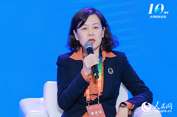 蘭州大學黨委常委、副校長曹紅出席圓桌論壇并發(fā)言。