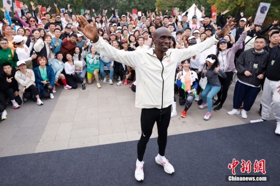 10月13日，基普喬格在朝陽公園與跑友合影。<a target=