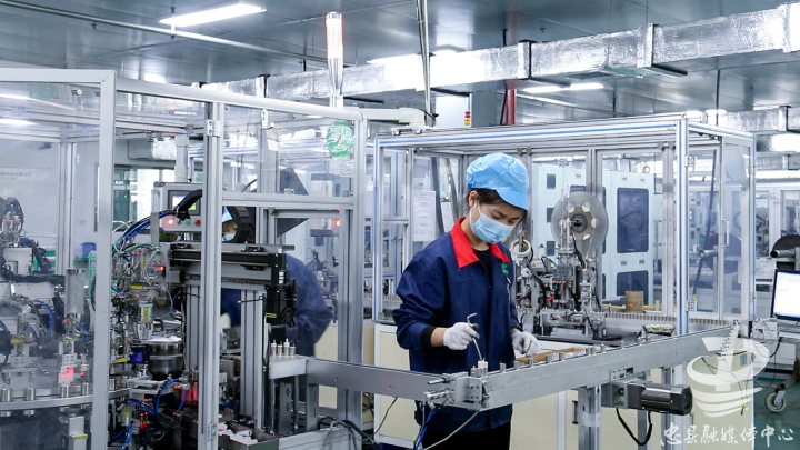 重慶天輝能源科技有限公司車間里，工人們熟練操作著生產(chǎn)設(shè)備 來源：忠縣融媒體中心