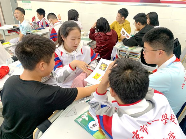 北京八一學(xué)校附屬玉泉中學(xué)初二生物課堂。北京市教委供圖