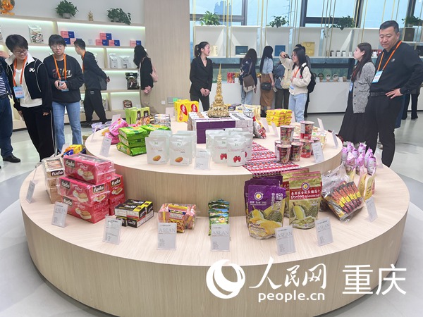 采訪團一行走進江津進出口商品展示中心。人民網記者 馮文彥攝