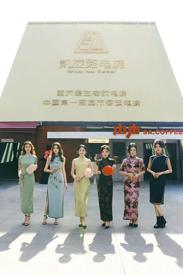 重姐選手打卡凱旋路電梯。重慶新聞旅游集團供圖