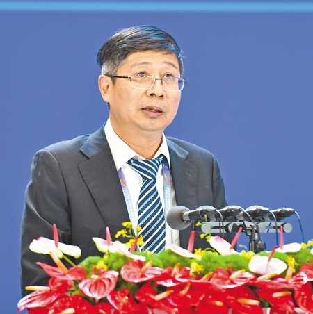 姜曦  “在重慶市33618現代制造業集群體系指引下，我們正積極打造千億級新材料產業集群。”