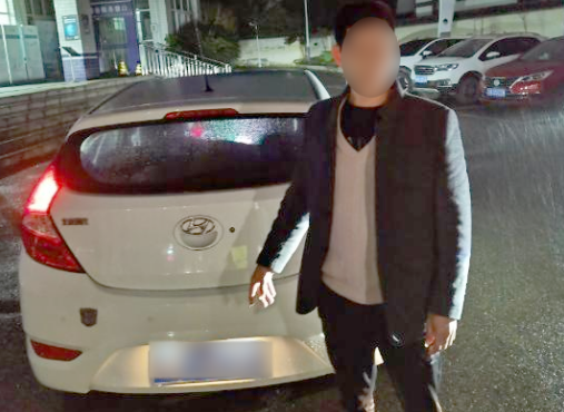 只因車燈晃了眼，男子半夜怒路堵路，不想卻是自投羅網！