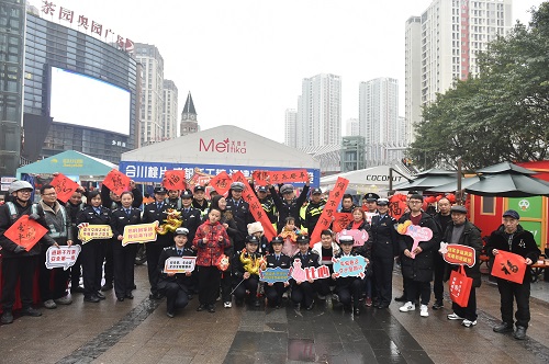 警民共寫“福” 龍年行大運 南岸公安開展“平安春運”新春游園活動