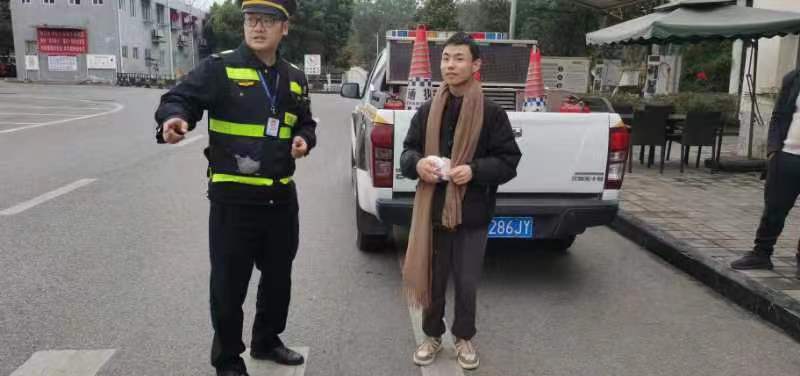 粗心乘客遇粗心駕駛員，執法人員熱心幫助滯留乘客轉運