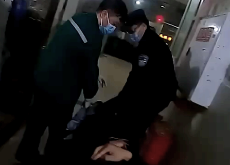 獨居男子失聯兩日，民警破門而入將其救出