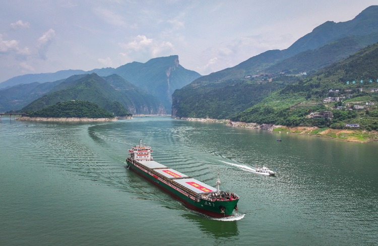 5月8日13時，奉節縣，萬噸級江海直達船“創新5”號駛過三峽庫區夔門。首席記者 龍帆 攝