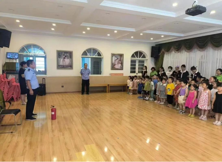 沈陽鐵西區(qū)保工派出所深入轄區(qū)幼兒園開展消防安全演練活動